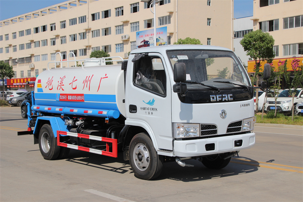 5方灑水車(chē) 國(guó)三東風(fēng)福瑞卡出口不上戶型灑水車(chē)廠家報(bào)價(jià)